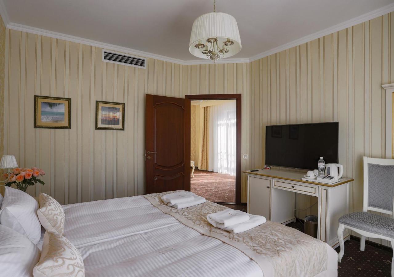 Hotel Fenix Town à Vinnytsia Extérieur photo