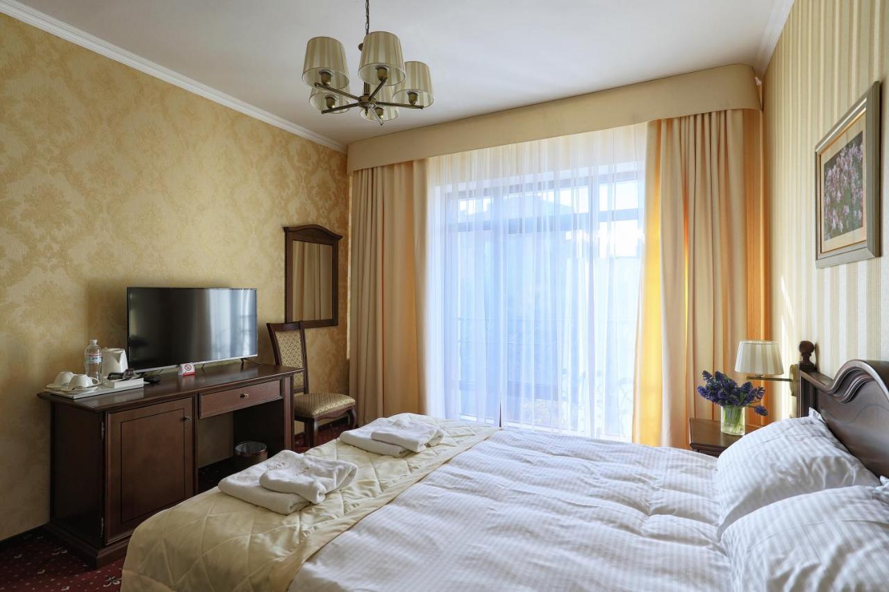 Hotel Fenix Town à Vinnytsia Extérieur photo